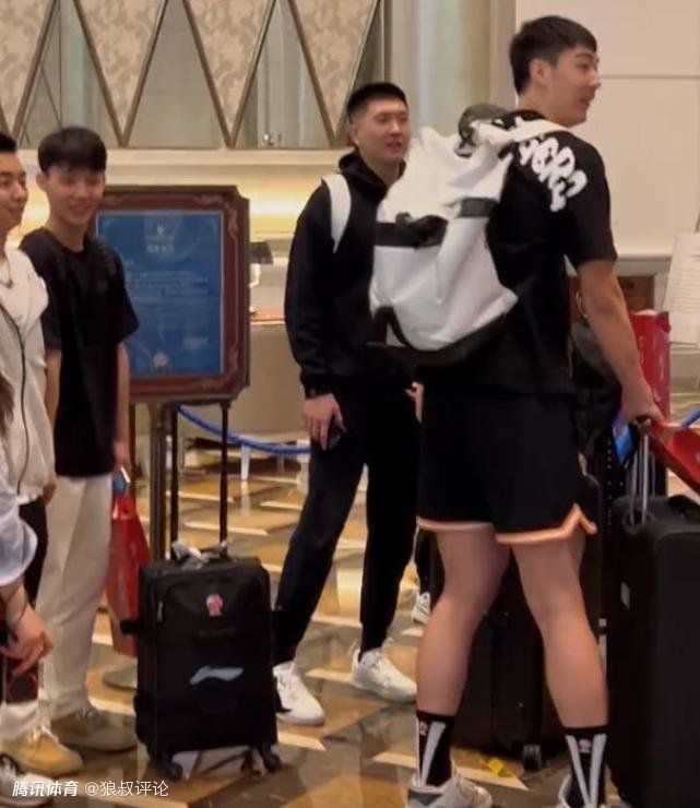 就在车子快落海时，玛莉安拉手刹刹车，下车，阴郁地注视着坐在旧桥柱上对自己唱着歌的里普利。